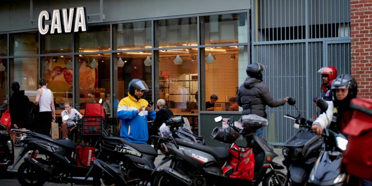 cava,-sweetgreen,-chipotle-stock-are-down-this-week-what’s-behind-the-selloff.