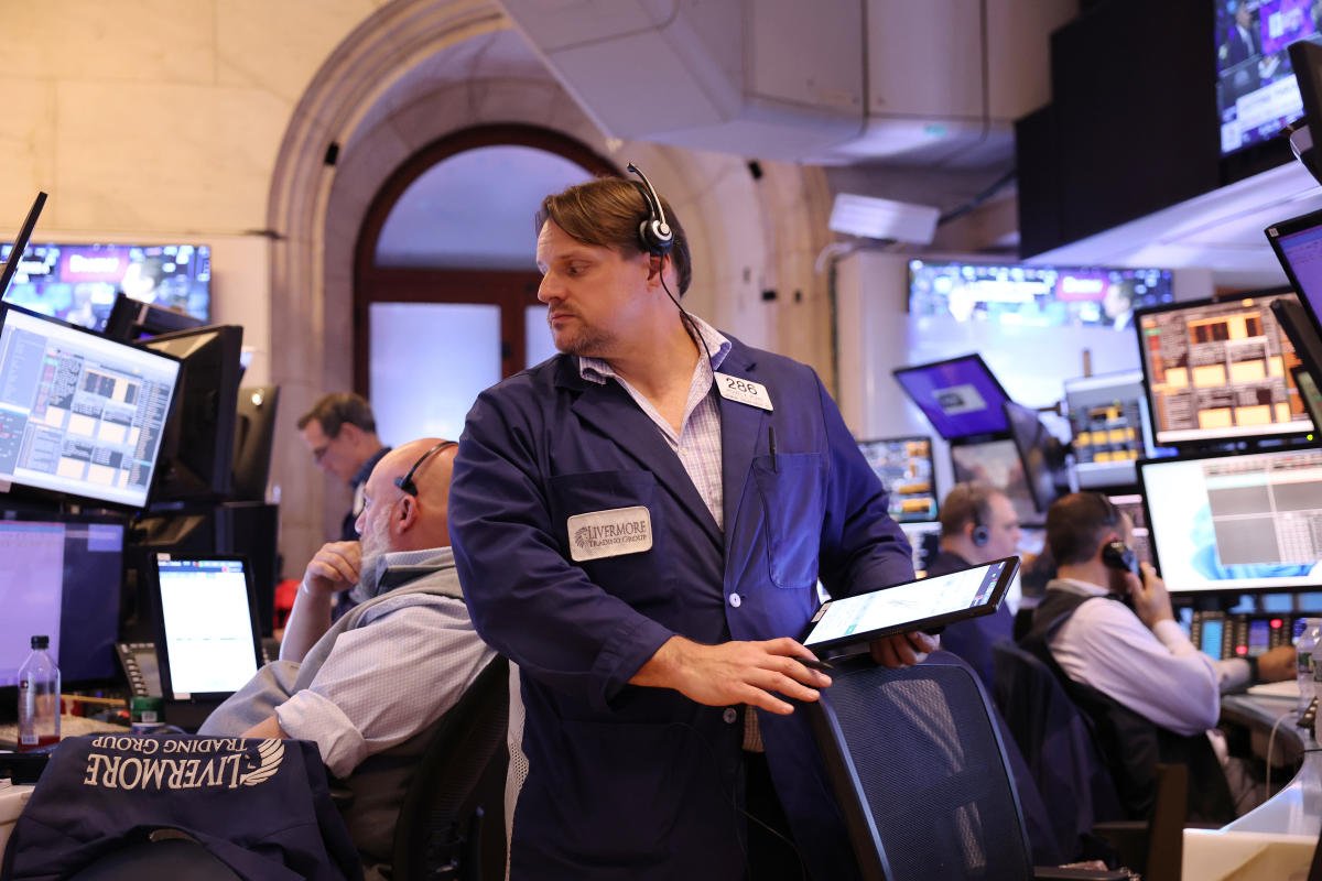 stock-market-today:-s&p-500,-nasdaq-fall-from-records-amid-tech-sell-off