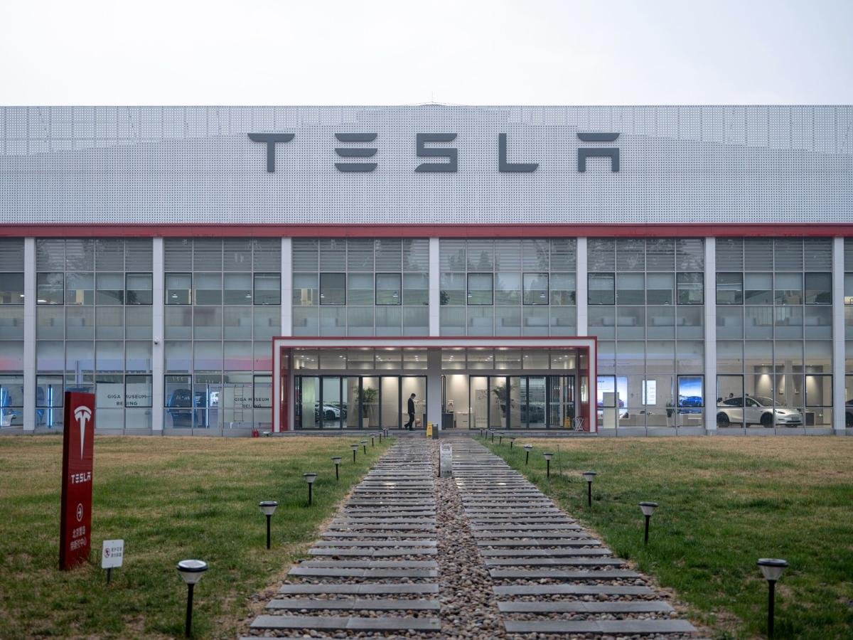 tesla-plans-to-delay-robotaxi-unveiling-to-october-from-august