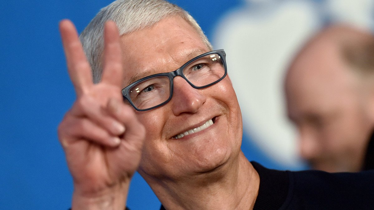 apple-at-record-high-as-analysts-revamp-stock-price-targets