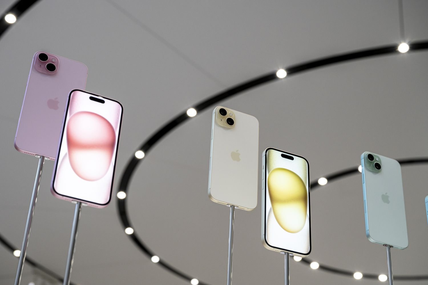 apple-stock-hits-record-high-as-analysts-hike-price-targets-on-ai-optimism