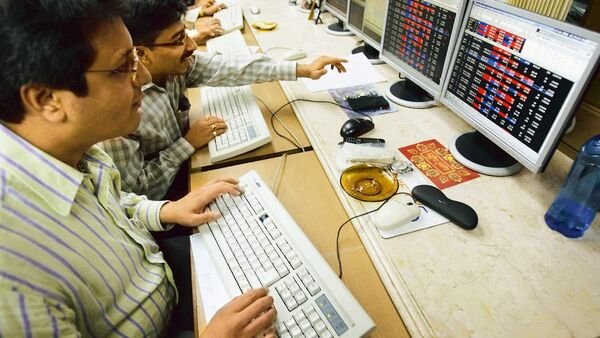 stock-market-today:-sensex,-nifty-50-hit-fresh-record-highs;-extend-gains-into-3rd-consecutive-session