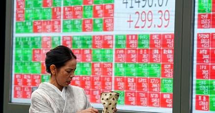 stock-market-today:-wall-street-trudges-higher-on-bank-earnings;-us-retail-sales-data-arrives-soon