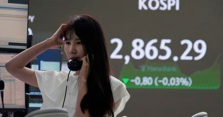 stock-market-today:-asian-stocks-slip,-while-australian-index-tracks-wall-st-rally-to-hit-record