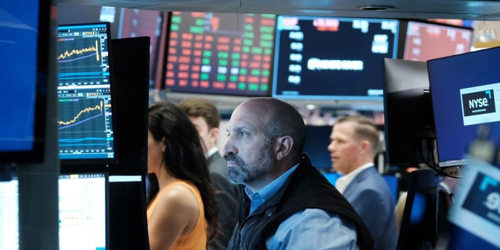 stock-market-today:-indexes-slide-as-biden-plan-to-tighten-china-chip-crackdown-weighs-on-tech