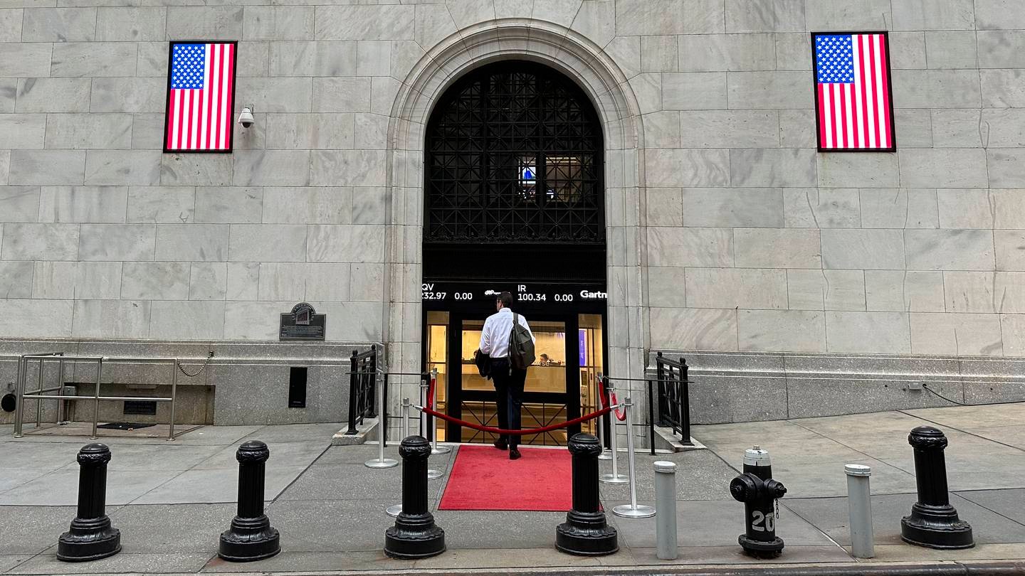 stock-market-today:-wall-street’s-record-breaking-rally-slams-the-brakes-on-worries-about-trade