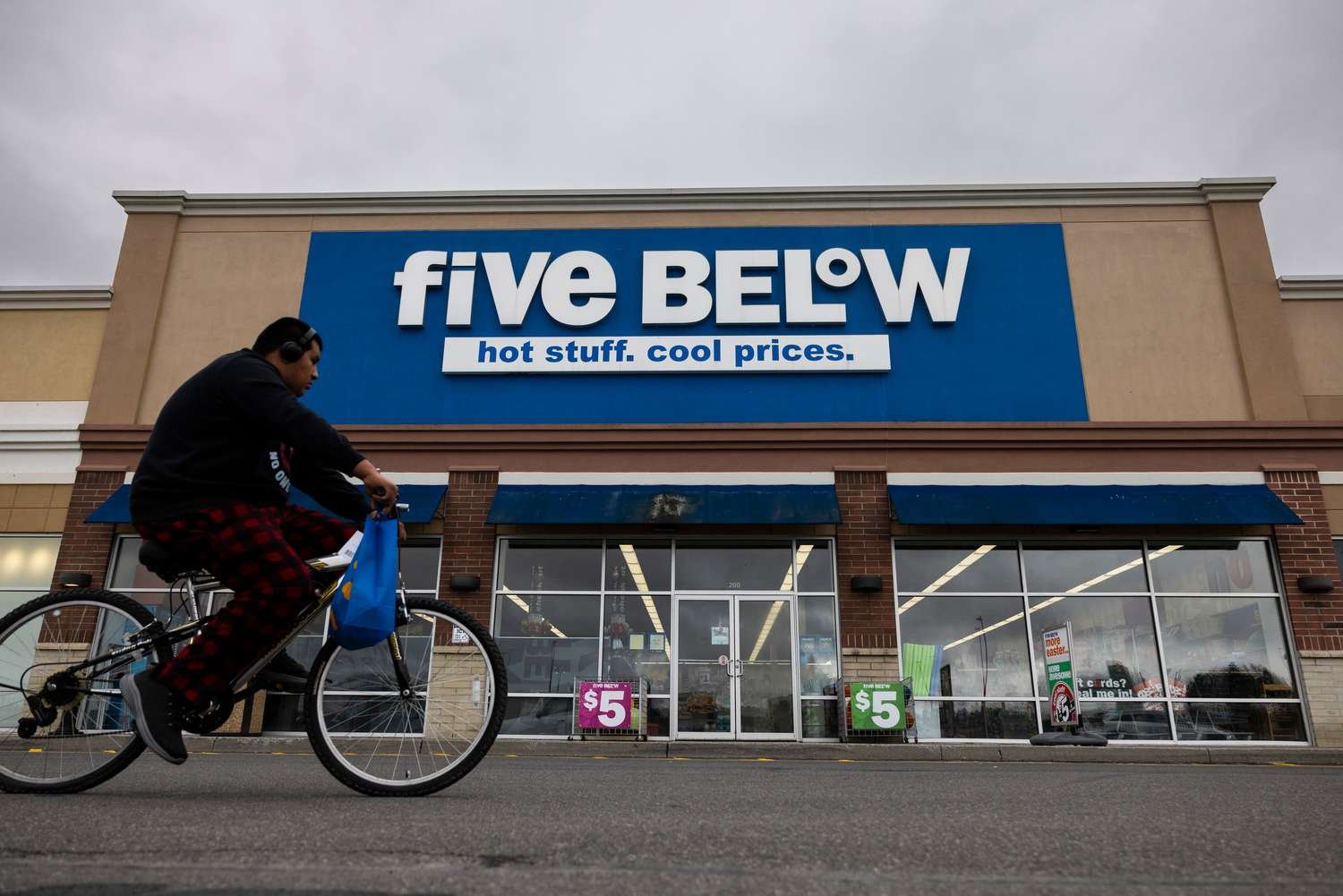 five-below-stock-tumbles-on-ceo-departure,-lowered-guidance