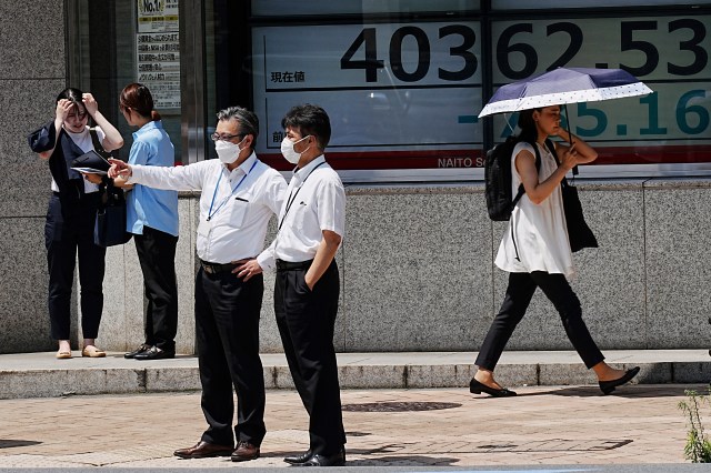 stock-market-today:-global-shares-mostly-fall-as-dive-for-big-tech-stocks-hits-wall-st-rally