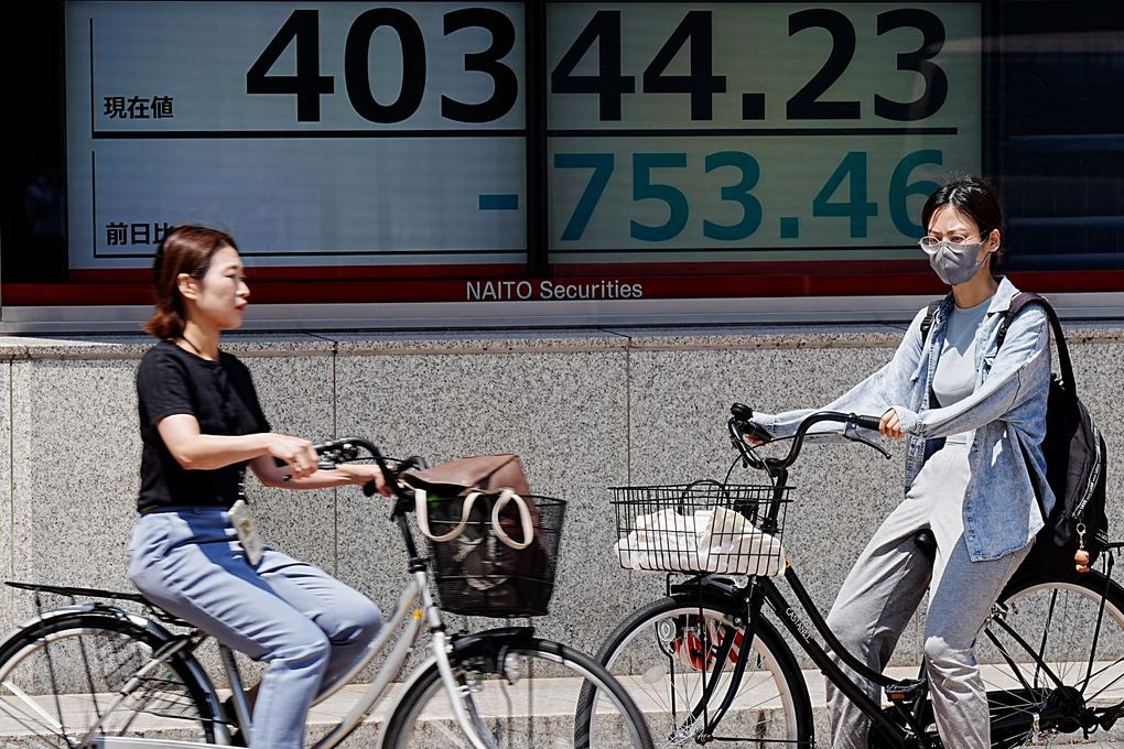 stock-market-today:-global-shares-mostly-fall-as-dive-for-big-tech-stocks-hits-wall-st-rally