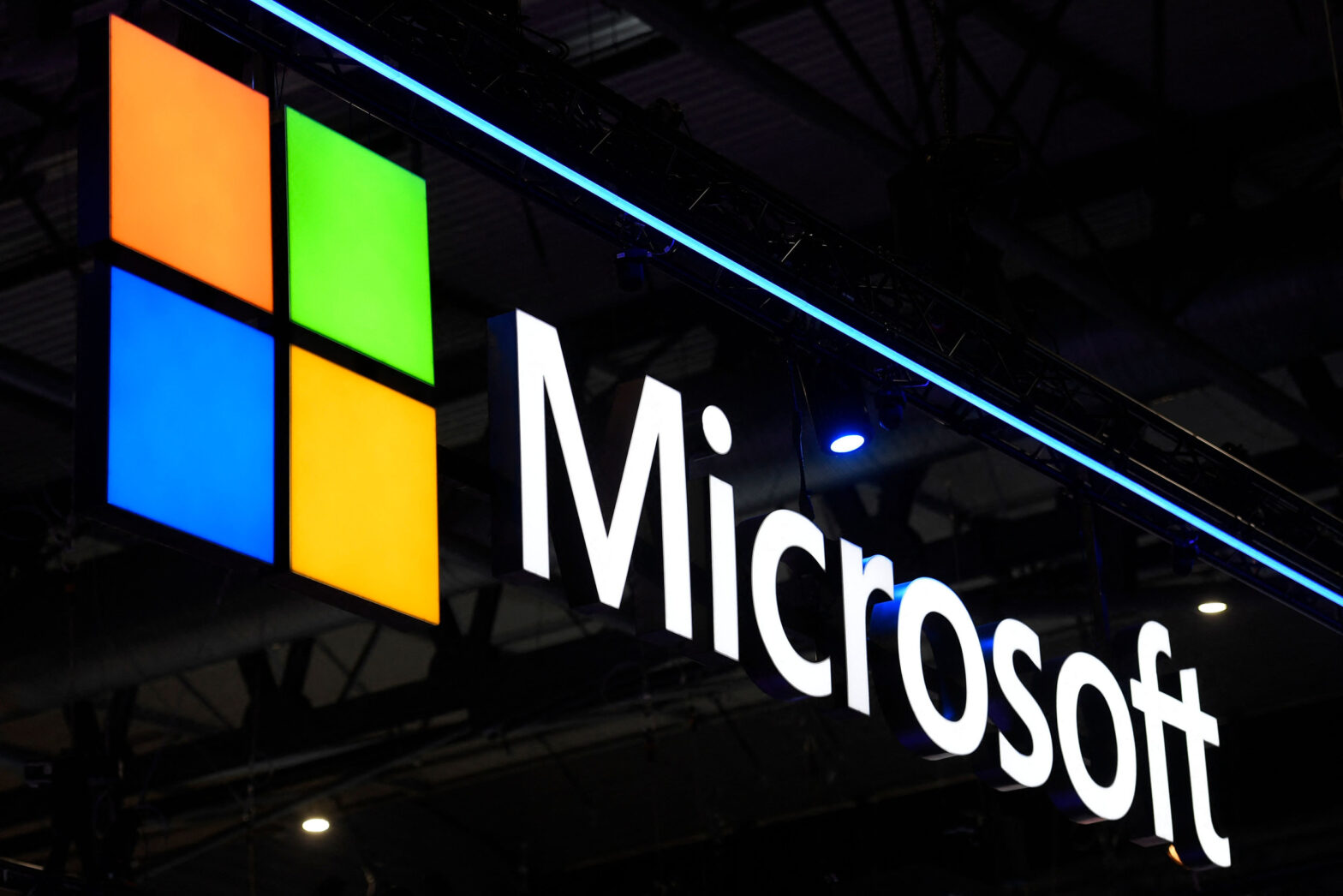 microsoft,-crowdstrike-stock-down-pre-market-amid-global-it-outage