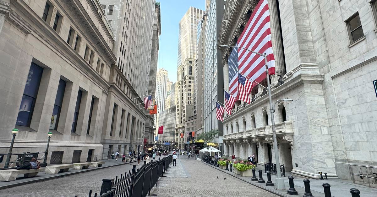 stock-market-today:-wall-street-is-mostly-steady-as-crowdstrike-tumbles-following-global-tech-outage