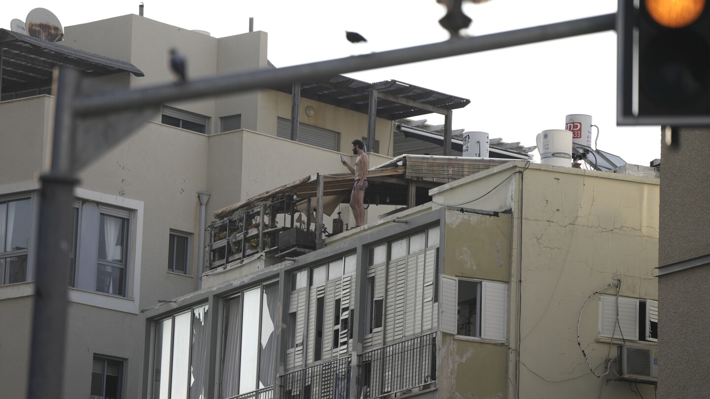 air-attack-leaves-1-dead,-at-least-10-injured-in-tel-aviv