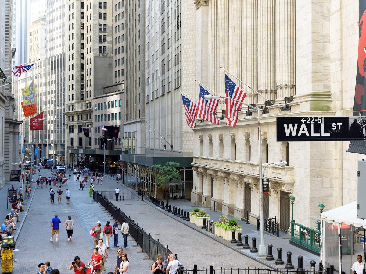 stock-market-today:-stocks-tumble-as-the-s&p-500-caps-off-its-worst-week-in-3-months