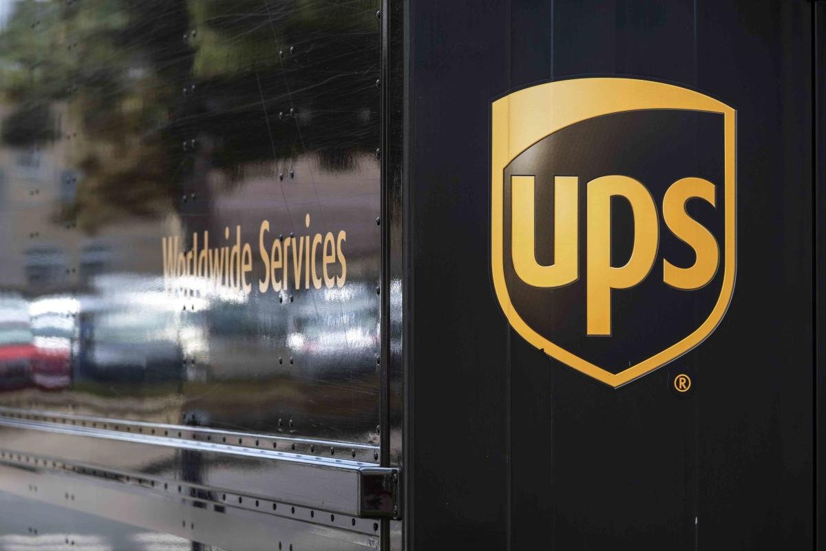 ups-stock-dives-as-profits-drop-over-30%