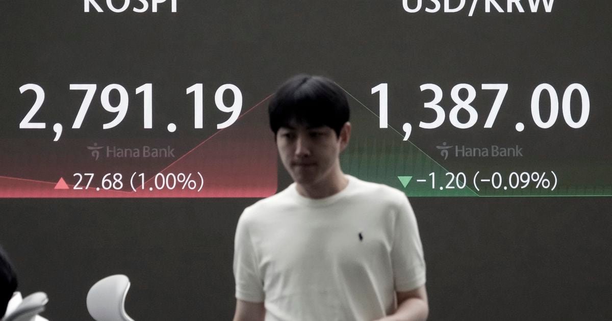 stock-market-today:-world-shares-are-mixed,-chinese-indexes-sink,-after-wall-st-snaps-losing-streak