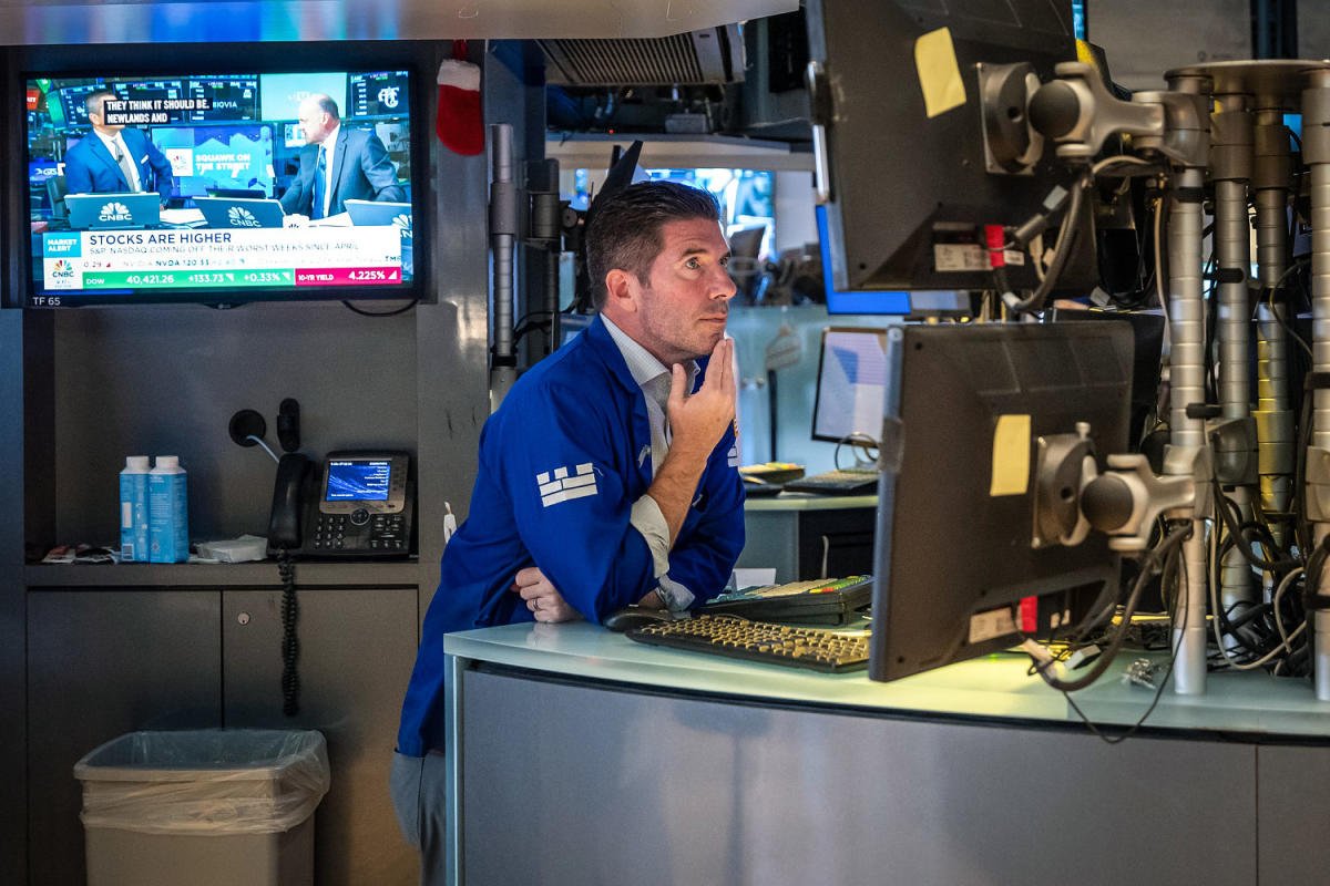 stock-market-has-worst-day-since-2022-as-tesla,-google-parent-alphabet-sink