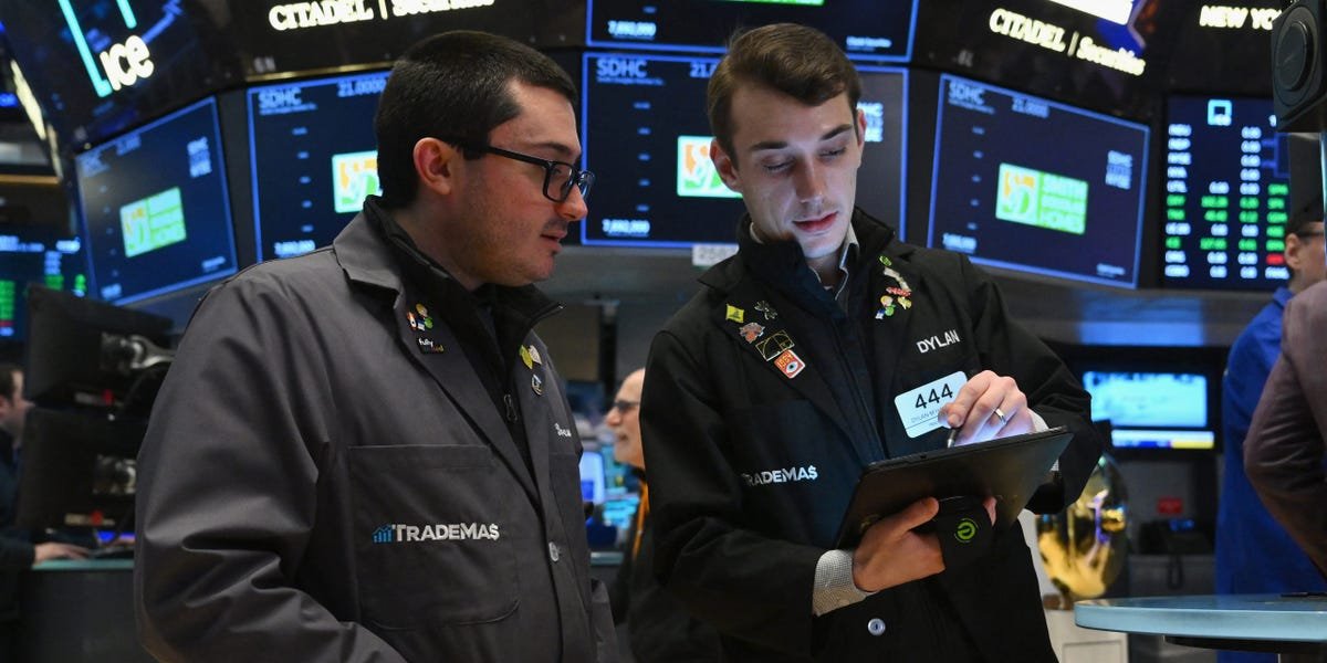 stock-market-today:-us-stocks-trade-mixed-as-tech-losses-deepen-and-investors-await-pce