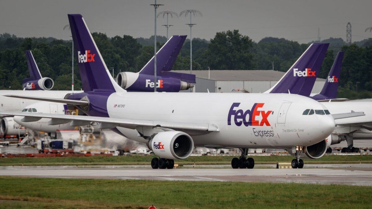 fedex-to-cut-domestic-flight-activity-by-60%