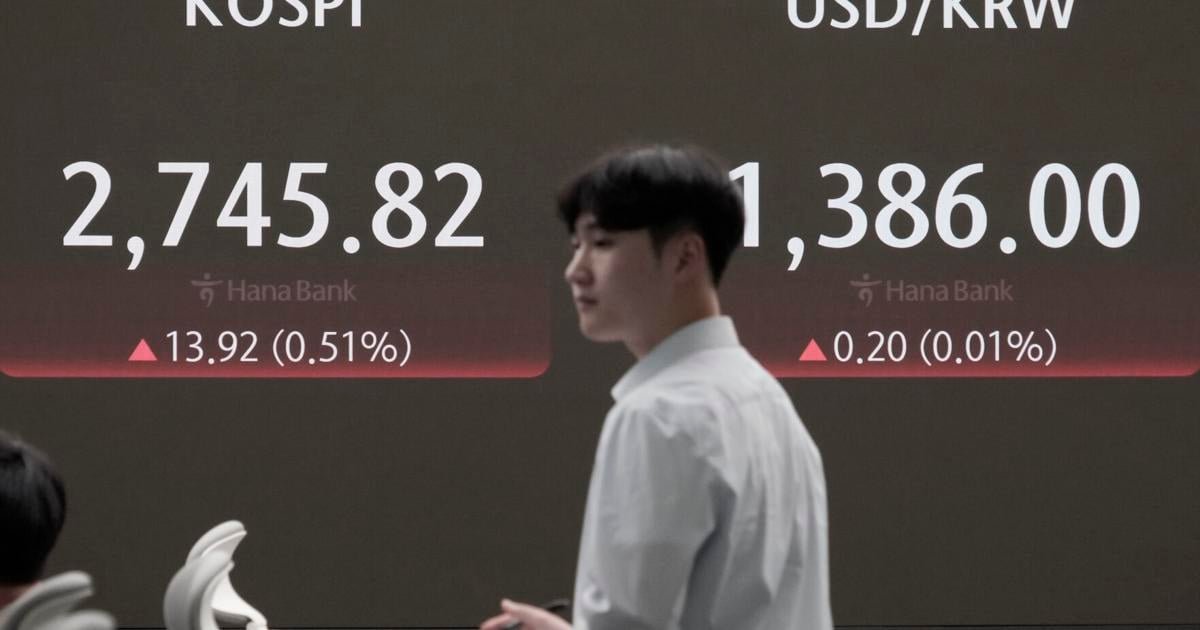 stock-market-today:-wall-street-drifts-in-mixed-trading-at-the-start-of-a-frenetic-week