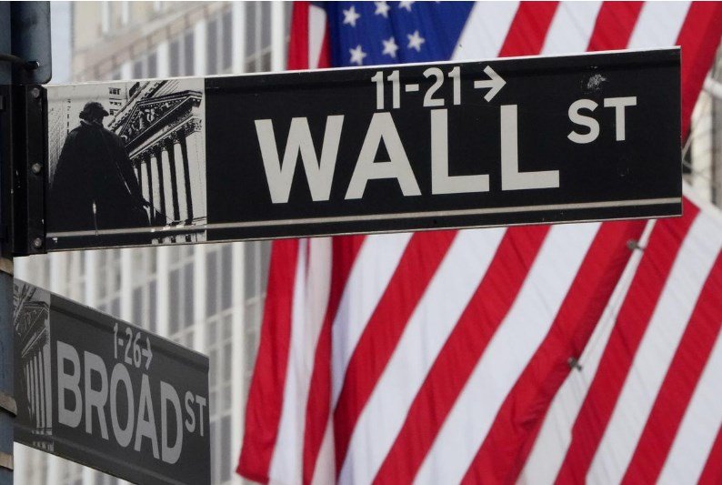 us-stock-futures-fall-with-fed-meeting,-mega-tech-earnings-on-tap-by-investing.com