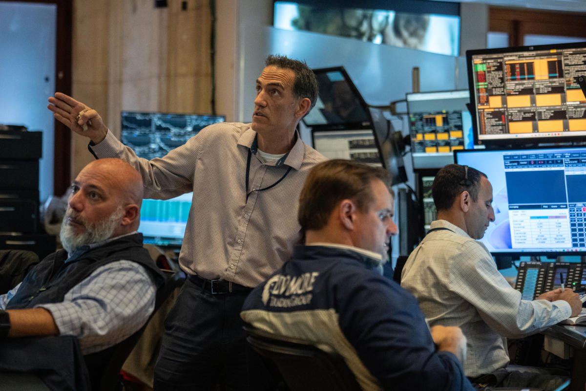 stock-market-news-today:-nasdaq-falls-10%-from-record-high-after-disappointing-jobs-report