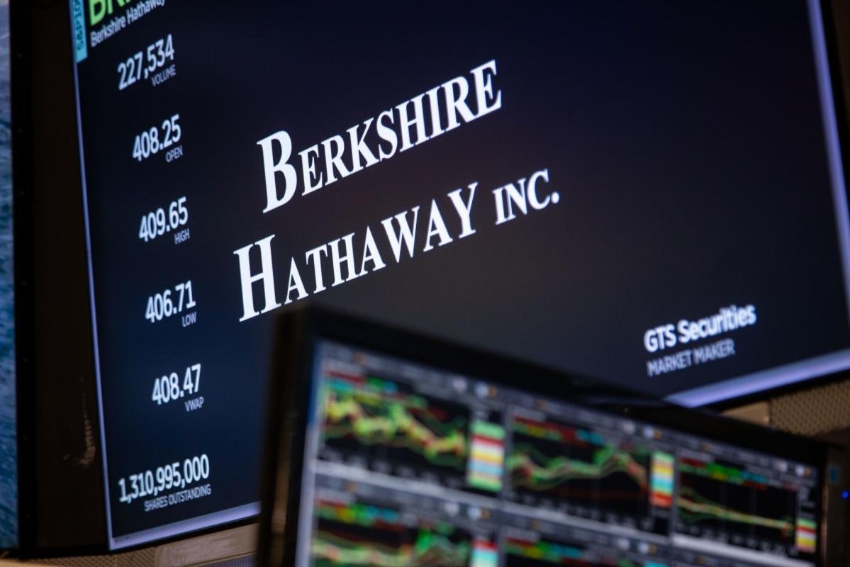 berkshire-hathaway’s-cash-pile-soars-to-record-$276.9-billion