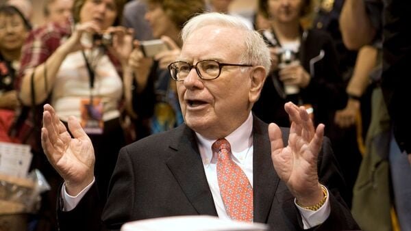 warren-buffett’s-berkshire-hathaway-slashes-apple-stake-by-50%-on-selling-spree,-cash-holding-nears-$280-billion