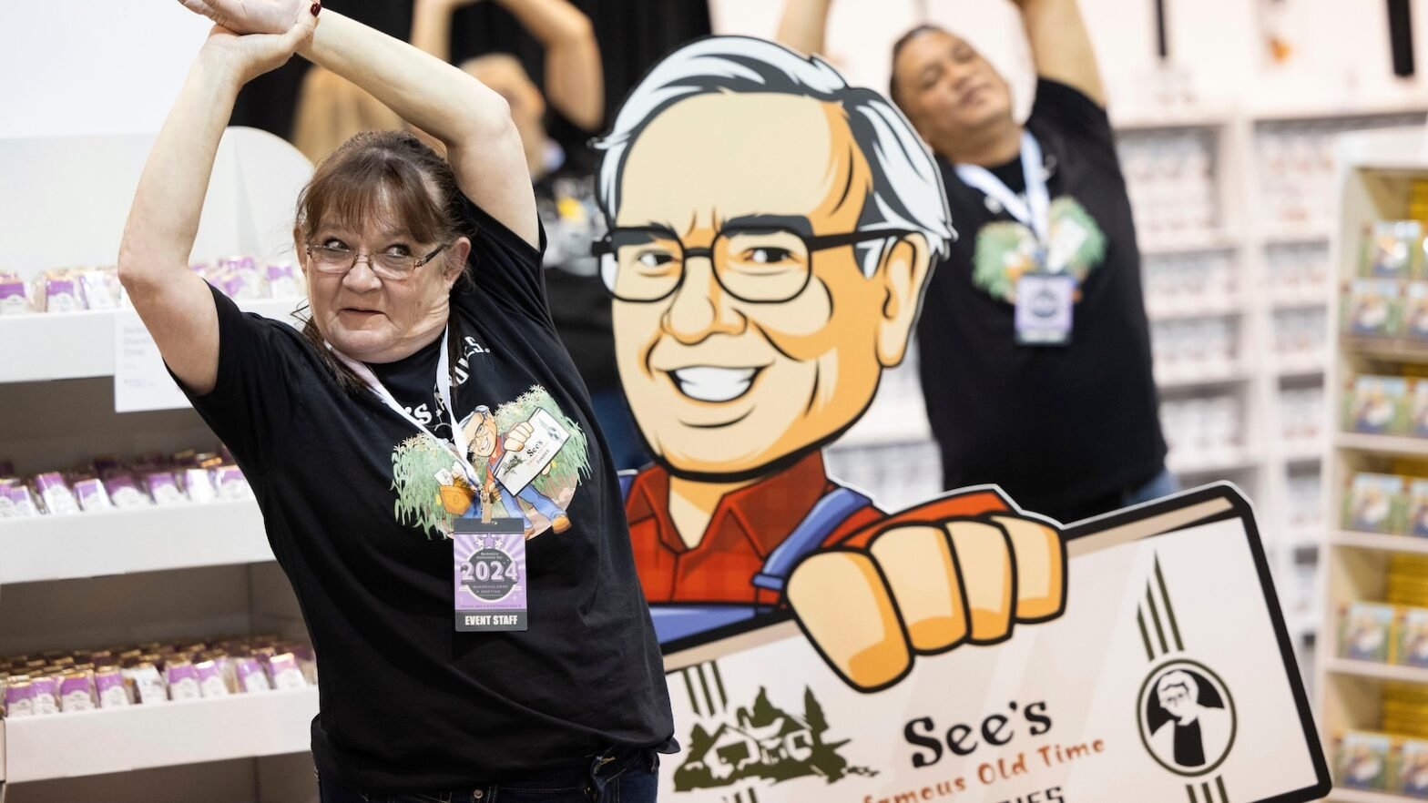 warren-buffett-surprises-by-slashing-berkshire-hathaway’s-longtime-apple-stake-in-second-quarter