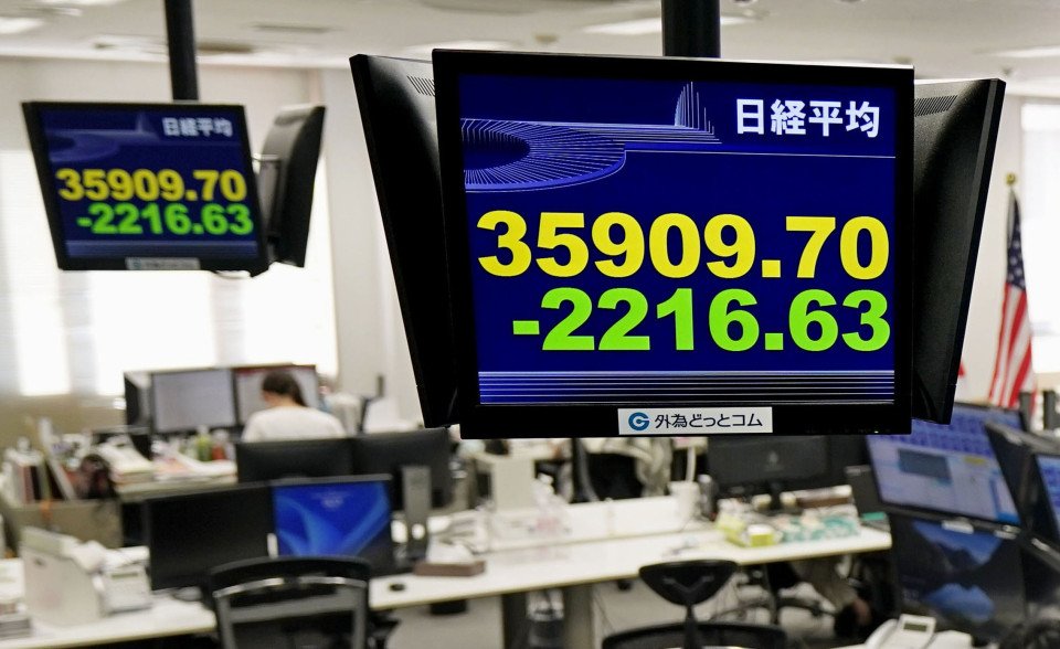 focus:-japan-faces-economic-stagnation-as-stocks-plunge-after-rate-hike