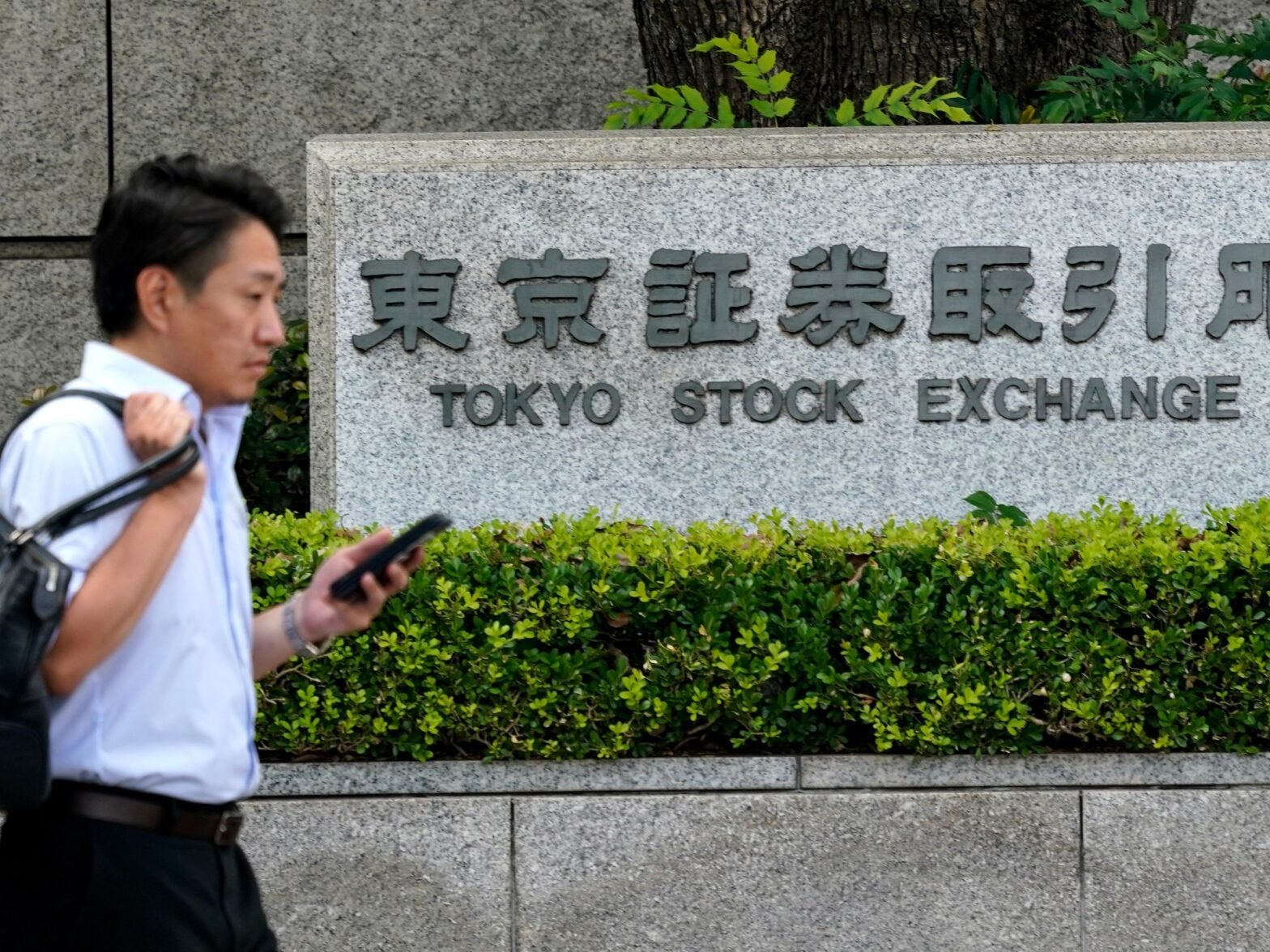 japan’s-nikkei-records-biggest-losses-since-1987-amid-global-market-slump