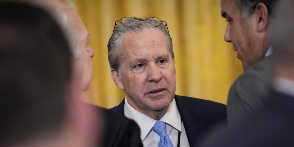 white-house-economic-adviser-heads-to-harris-campaign-as-stock-market-plunges