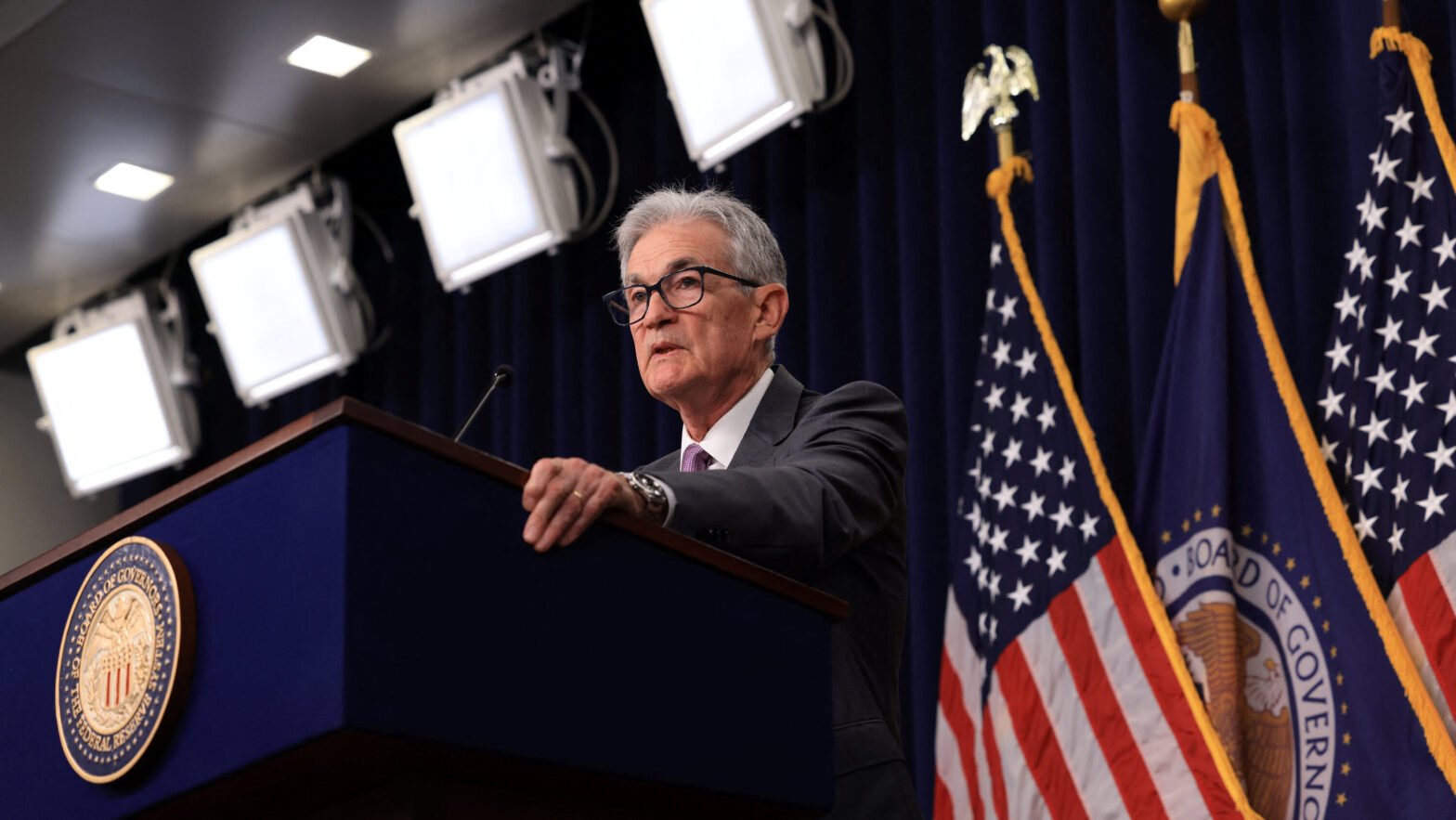 traders-wonder-if-the-fed-could-make-an-emergency-rate-cut-as-markets-tumble