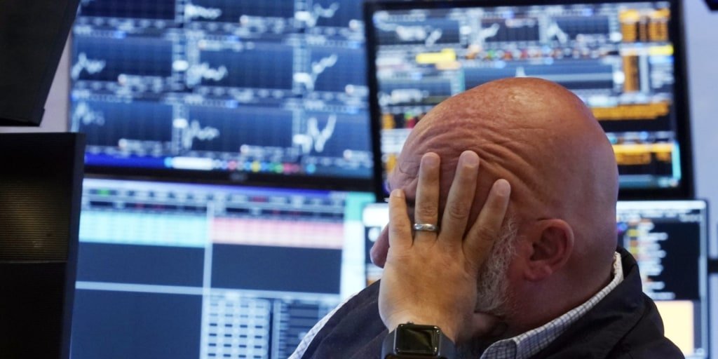 stock-market-tumbles-at-close-amid-fears-of-economic-slowdown
