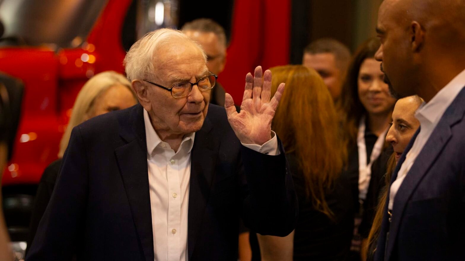 warren-buffett’s-decision-to-sell-stocks-and-raise-record-cash-before-sell-off-sends-wake-up-call