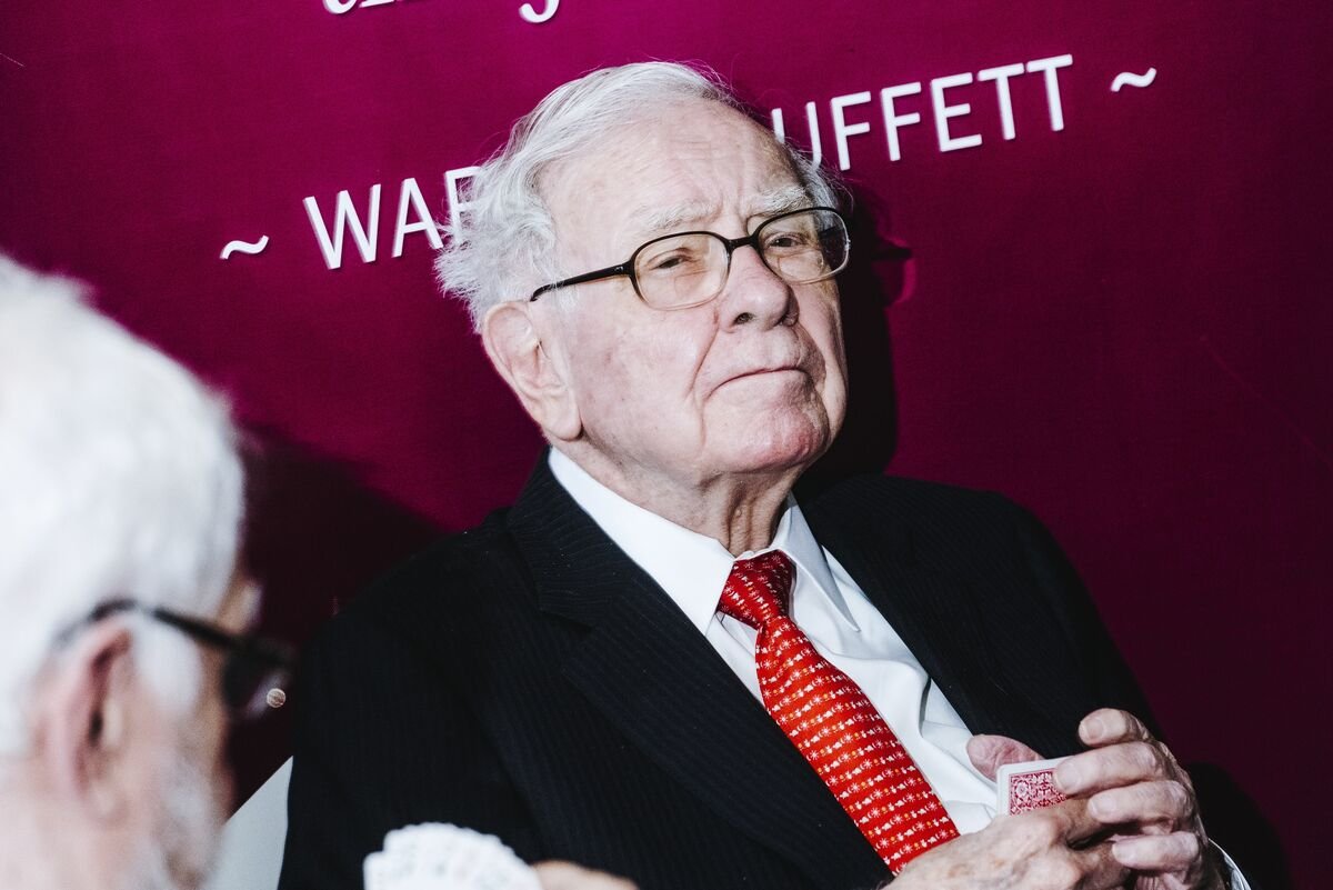 buffett’s-$6.7-billion-loss-in-japan-rout-gives-him-a-chance-to-buy-more,-analysts-say