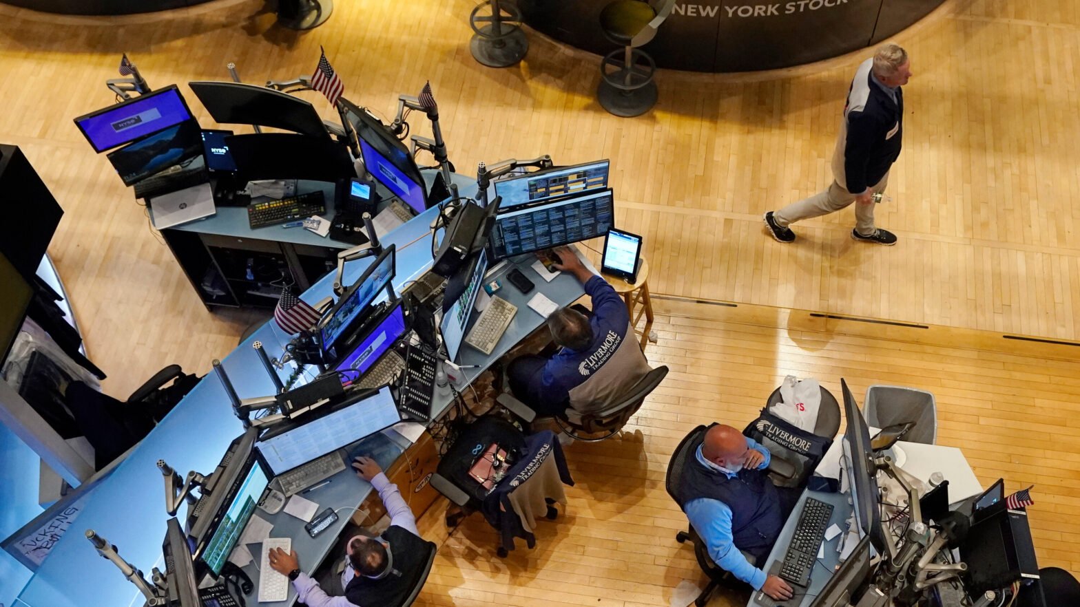 wall-street-on-edge-after-a-week-of-wild-swings