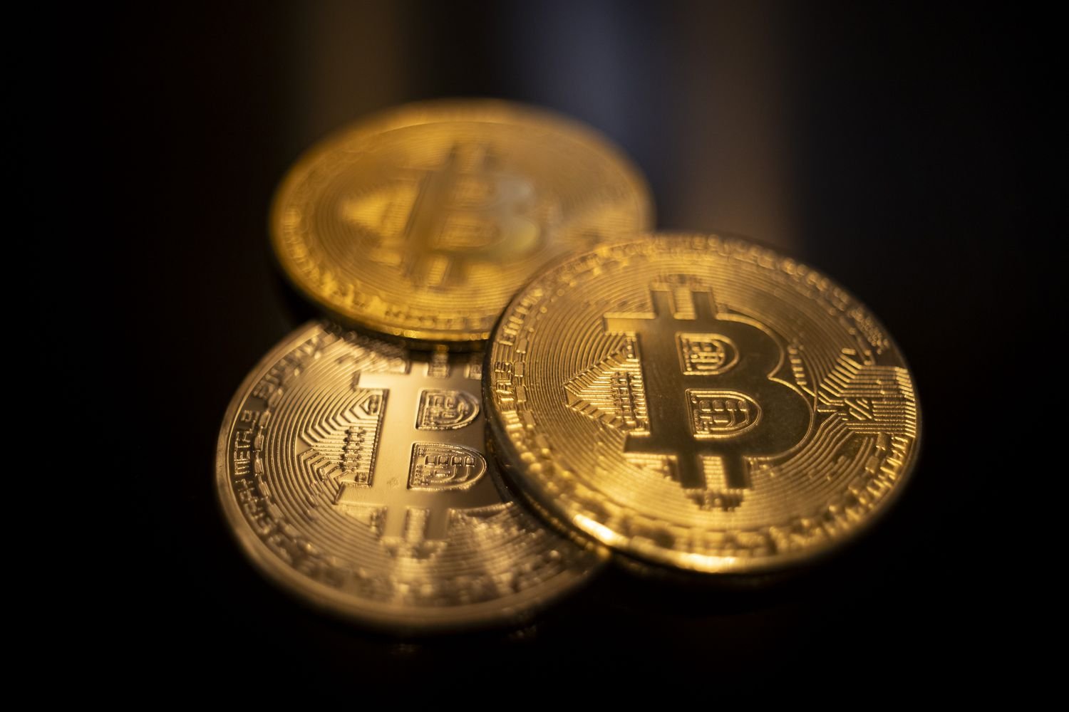 bitcoin-briefly-climbs-to-$61k-then-seesaws,-mirroring-stock-market-movements