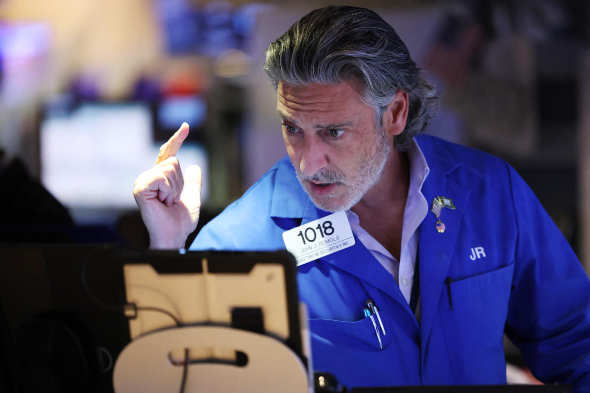 stock-market-today:-nasdaq-edges-higher,-dow-drops-as-investors-await-key-signals-on-inflation,-economy