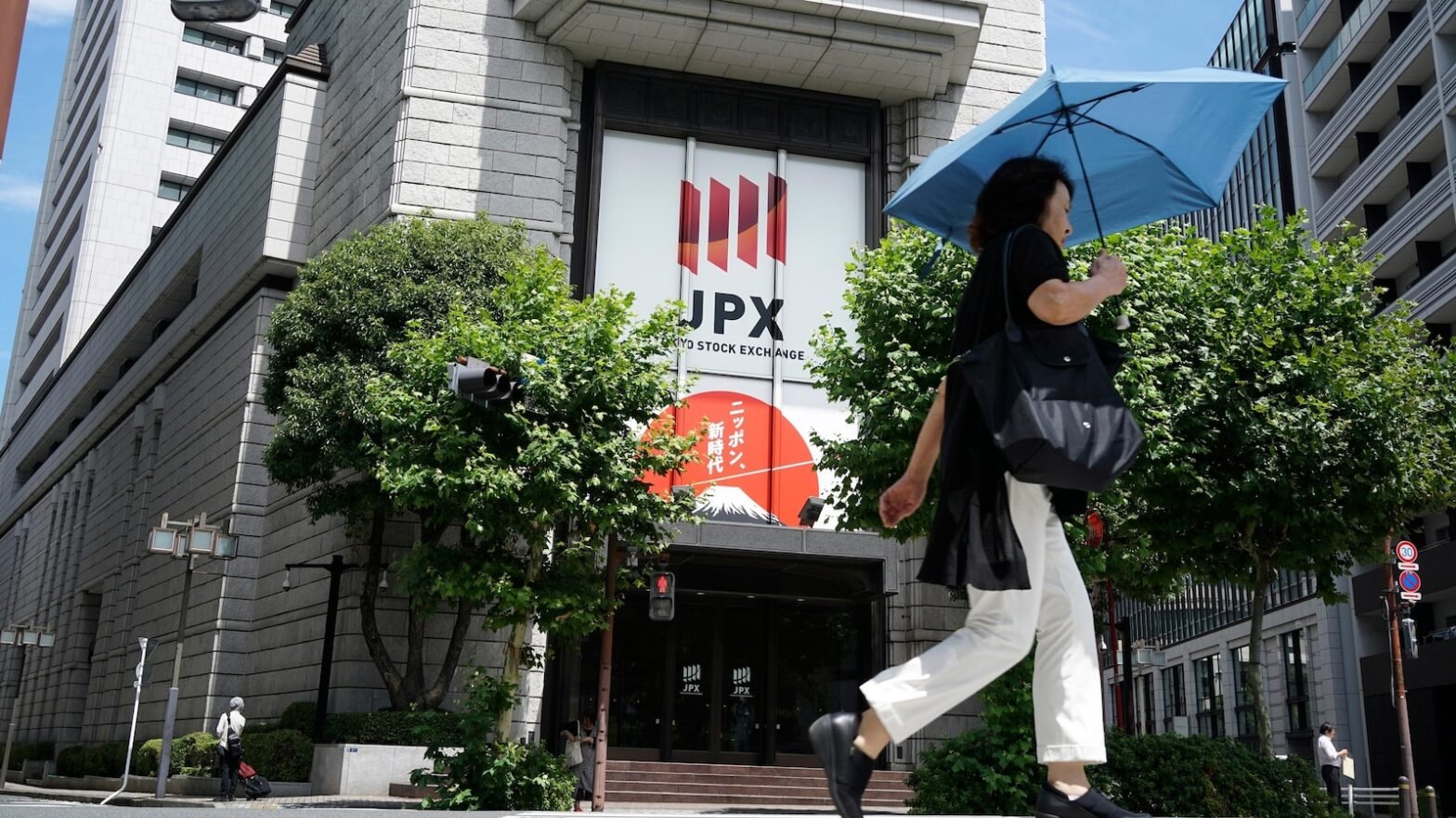 asian-shares-trade-higher-after-wall-street-rise-and-japan-gdp-data-show-growth