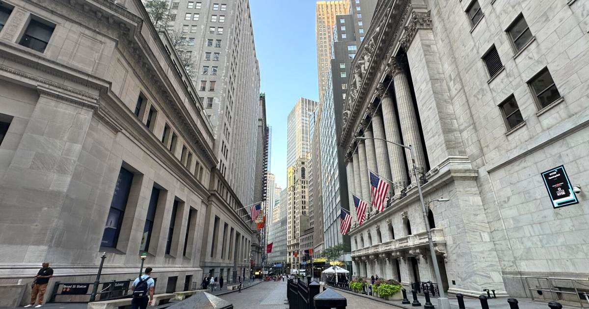 stock-market-today:-wall-street-roars-closer-to-its-records-as-us-shoppers-help-drive-the-economy