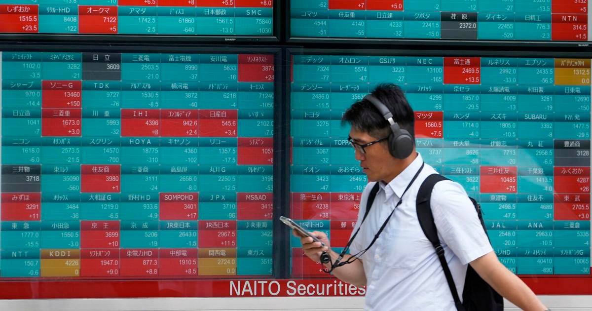 stock-market-today:-wall-street-roars-closer-to-its-records-as-us-shoppers-help-drive-the-economy