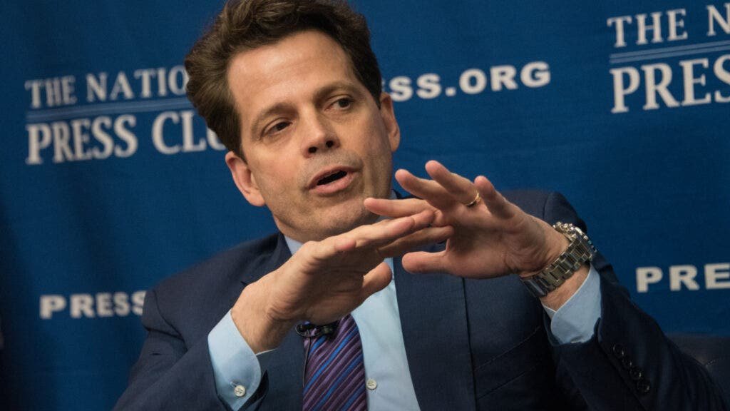‘he-is-a-teacher.-most-teachers-are-going-paycheck-to-paycheck’-says-anthony-scaramucci-about-tim-walz-not-owning-any-stocks