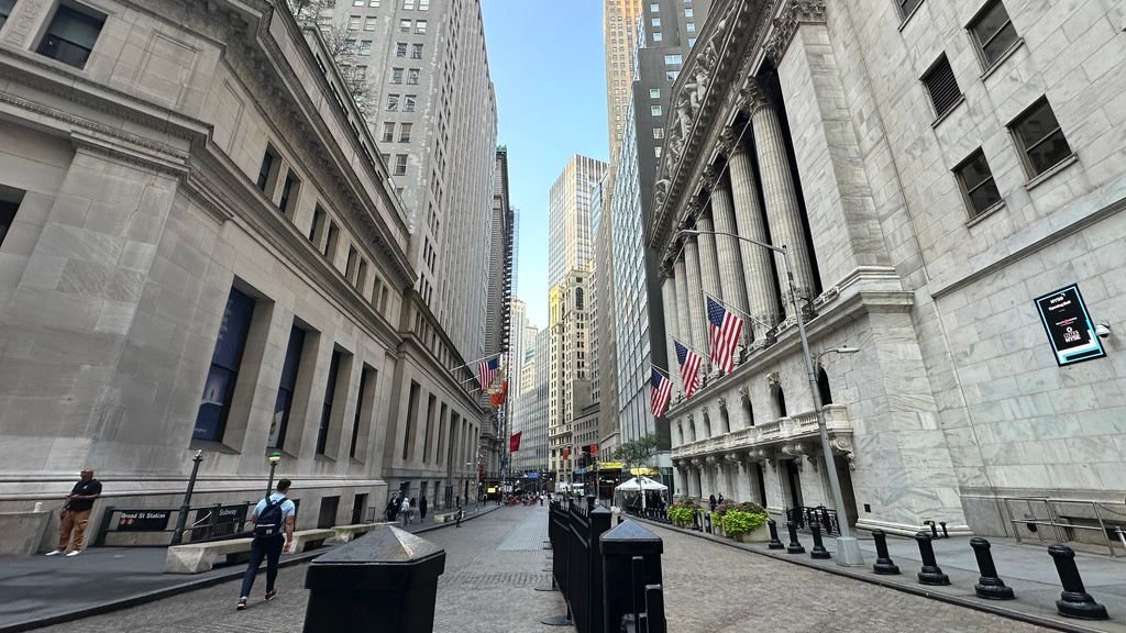 wall-street-roars-closer-to-its-records-as-us.-shoppers-help-drive-the-economy