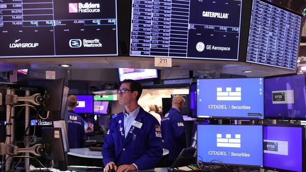 wall-street-today:-us-stocks-edge-lower,-fed-in-focus