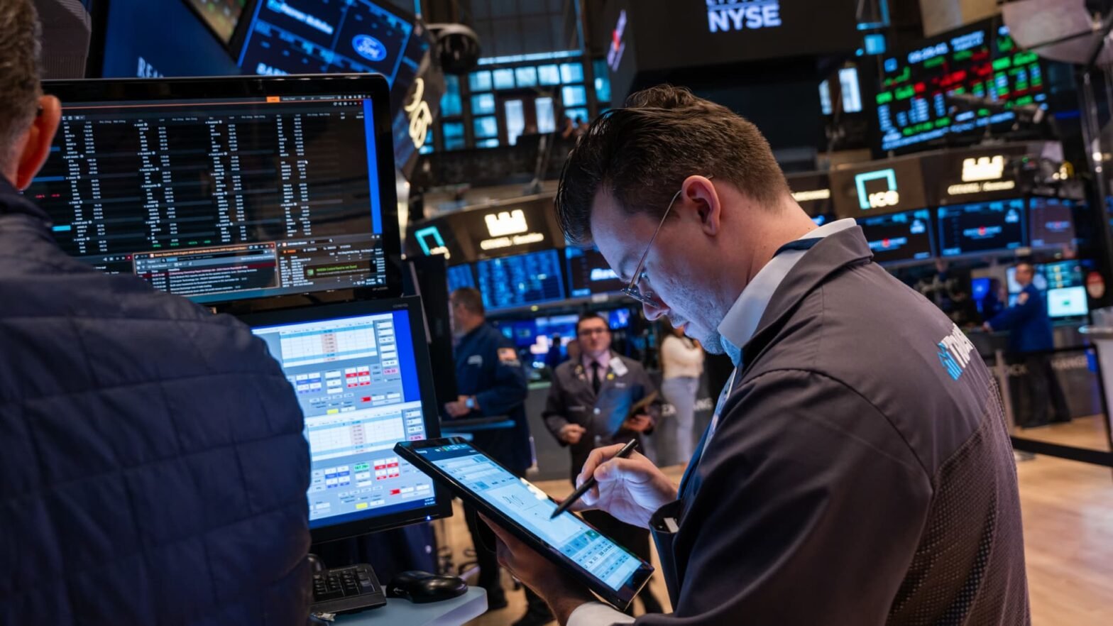 wednesday’s-analyst-calls:-texas-instruments-upgraded-by-citi,-buy-the-dip-on-smartphone-glass-stock