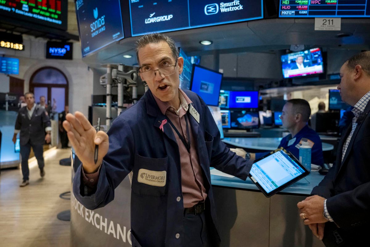 stock-market-today:-s&p-500,-nasdaq-rise-ahead-of-fed-minutes,-jobs-review
