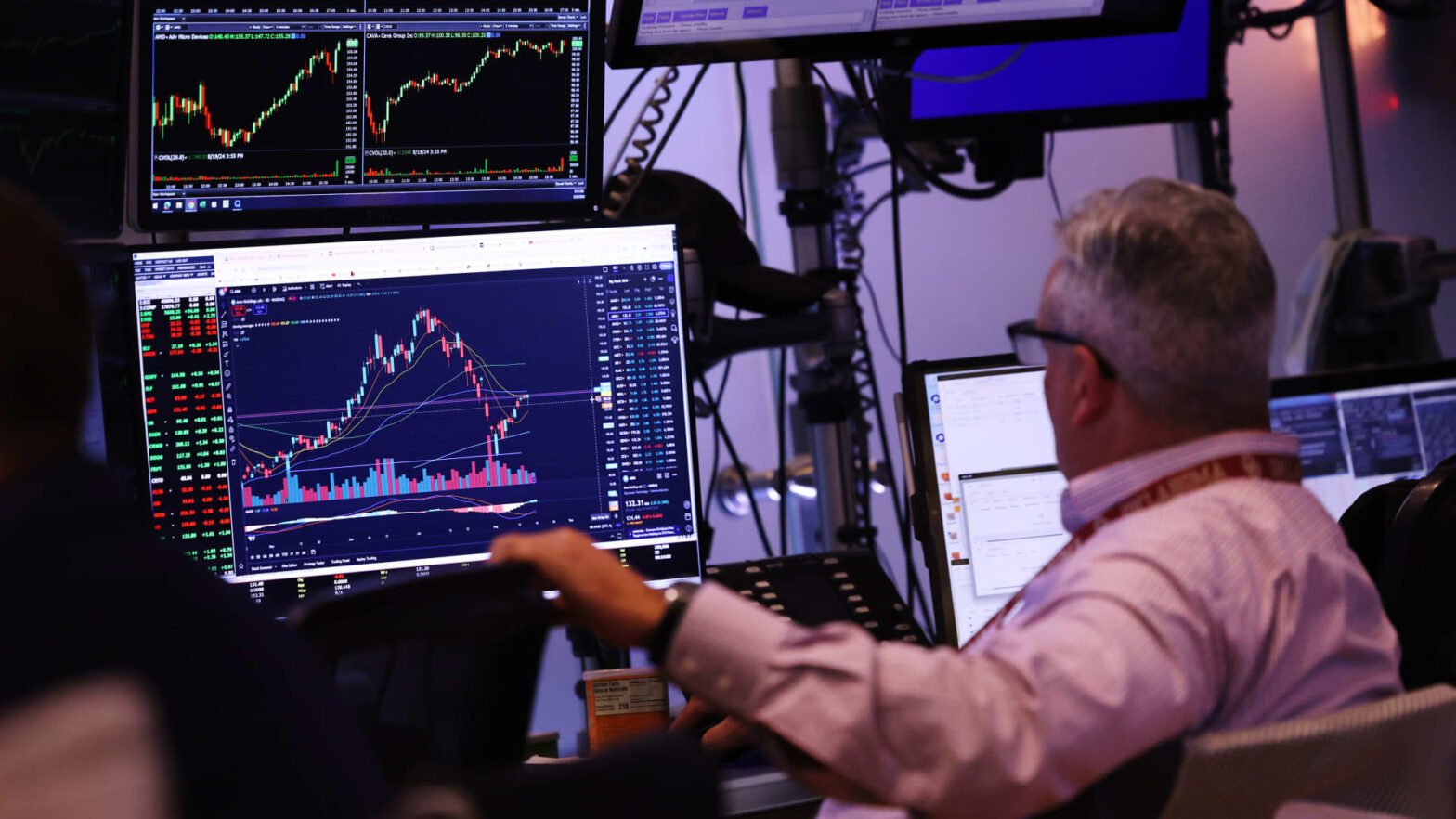 fund-manager-says-it’s-time-to-invest-in-‘defensive-growth’-—-and-names-4-stocks