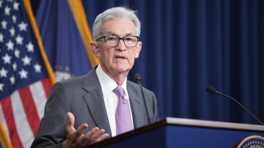 if-jerome-powell-signals-rate-cuts-on-friday,-what-does-that-mean-for-crypto?