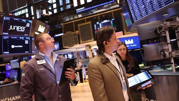 wall-street-today:-us-stocks-surge-ahead-of-jerome-powell’s-speech