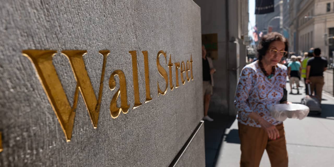 stock-market-today:-dow-gains-200-points,-s&p-500-and-nasdaq-dip-as-tech-stocks-fall